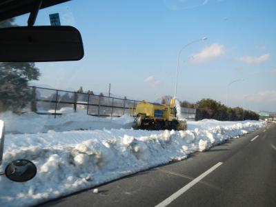 <p>
除雪機をこんなところで見るとは思いもしませんでした。<br>
さらに高速を下りて俗に言う湘南エリアにカマクラを見かけるとも思っても見ませんでした。<br>
大変ではありましたが無事帰って来ることができ何よりでありました。<br>
ってそれは自分で言うことでなく言ってもらうことか…
</p>
<p>
何よりM様、この度は誠にありがとうございました。
</p>